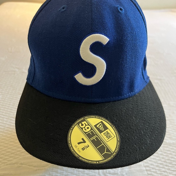 Supreme New Era59Fiftty. Fitțed Blue Cap with White Embroidery **RARE